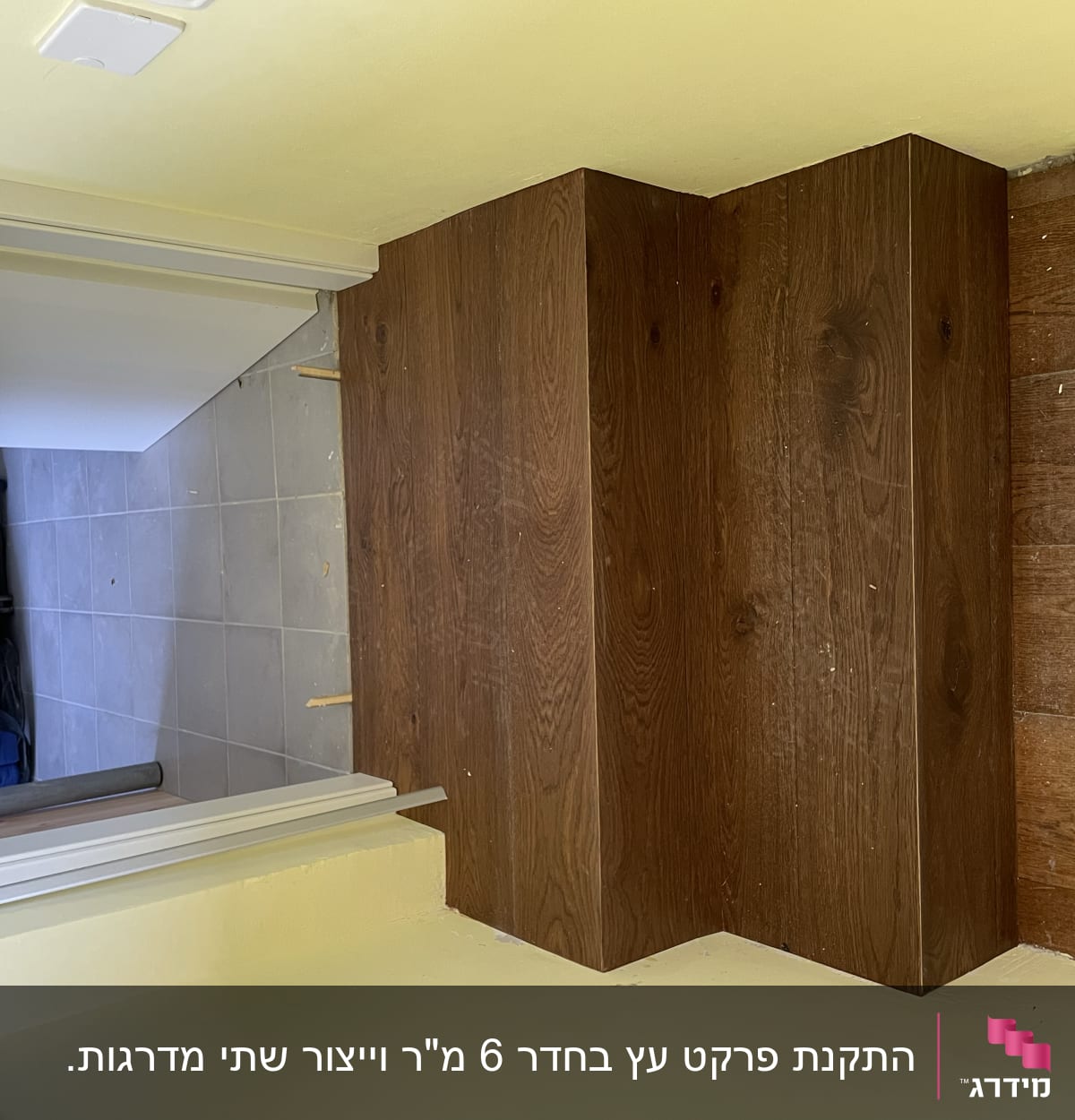 מדרגות עץ כהות מותקנות על רצפת פרקט